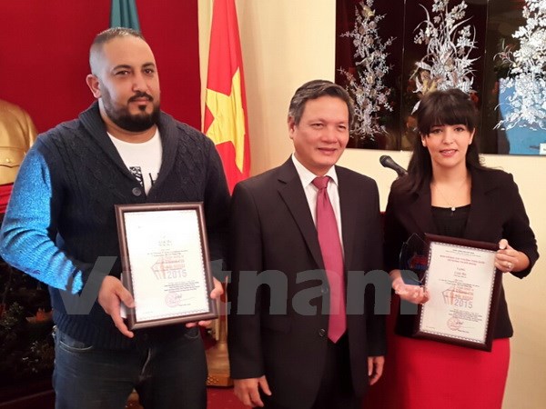 Dos periodistas argelinos condecorados con el Premio de Informaciones al Exterior de Vietnam